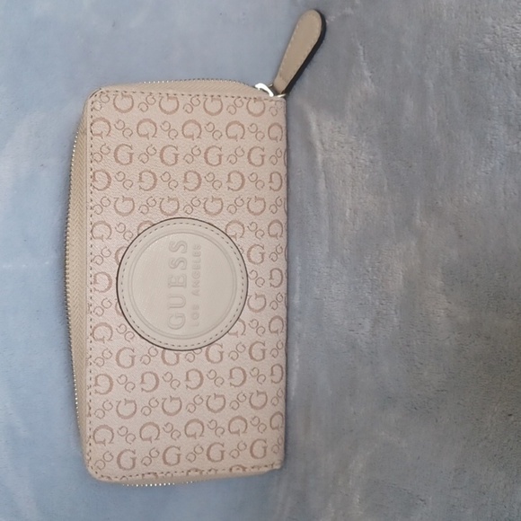 GUESS Los Angeles Monogram Logo Clutch - Picture 1 of 7